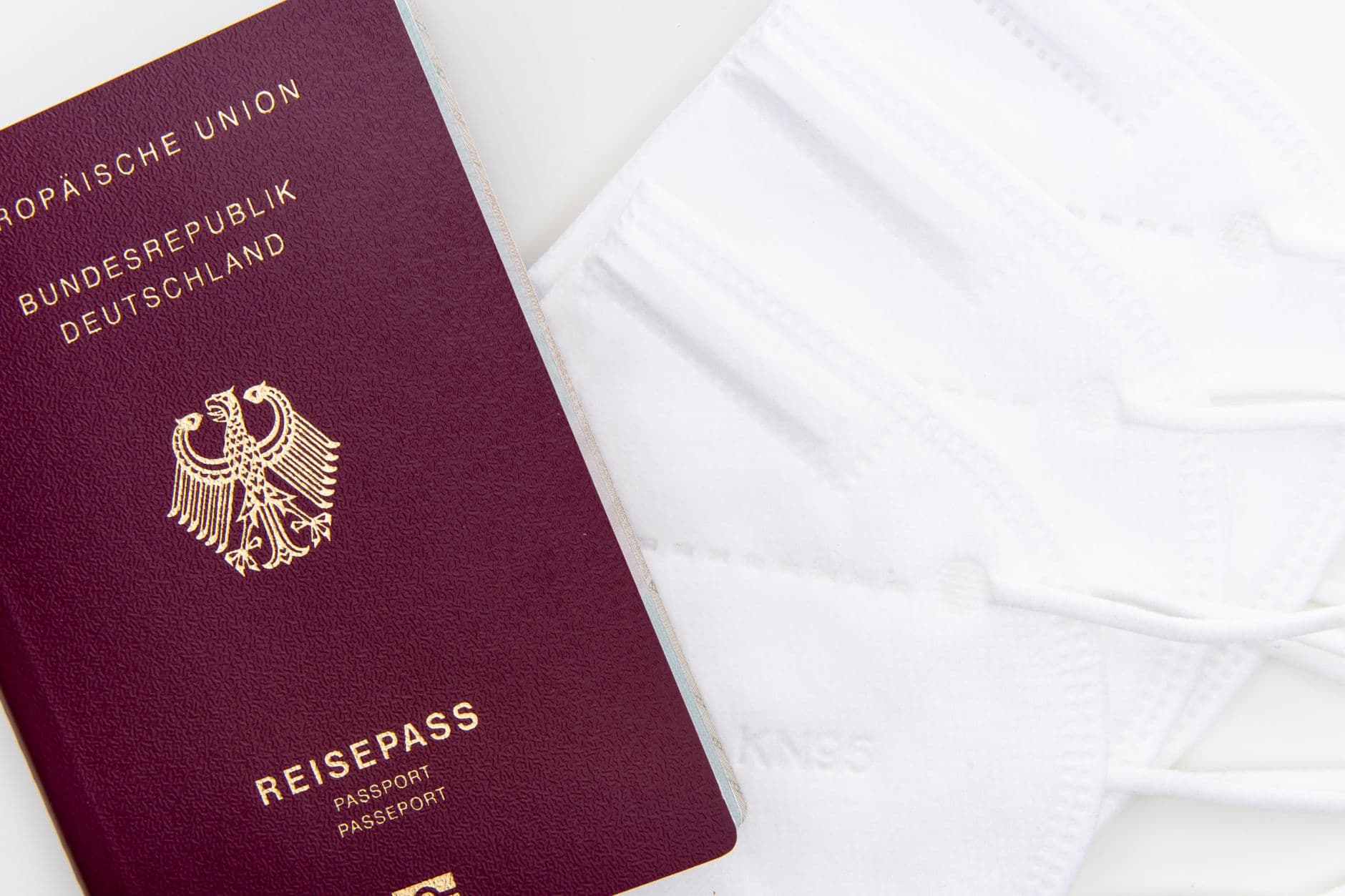 Schreibtisch mit Reisepass, Gesundheitskarte (EHIC), S1-Formular, Kopien und einer Checkliste für die Anmeldeschritte in Spanien.